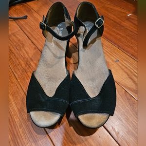 TOMS black wedges US 9